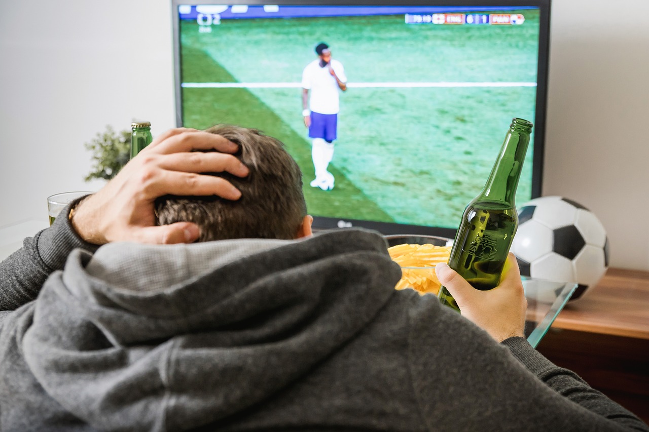 Cool men's evening watching football? This is how you organize it!